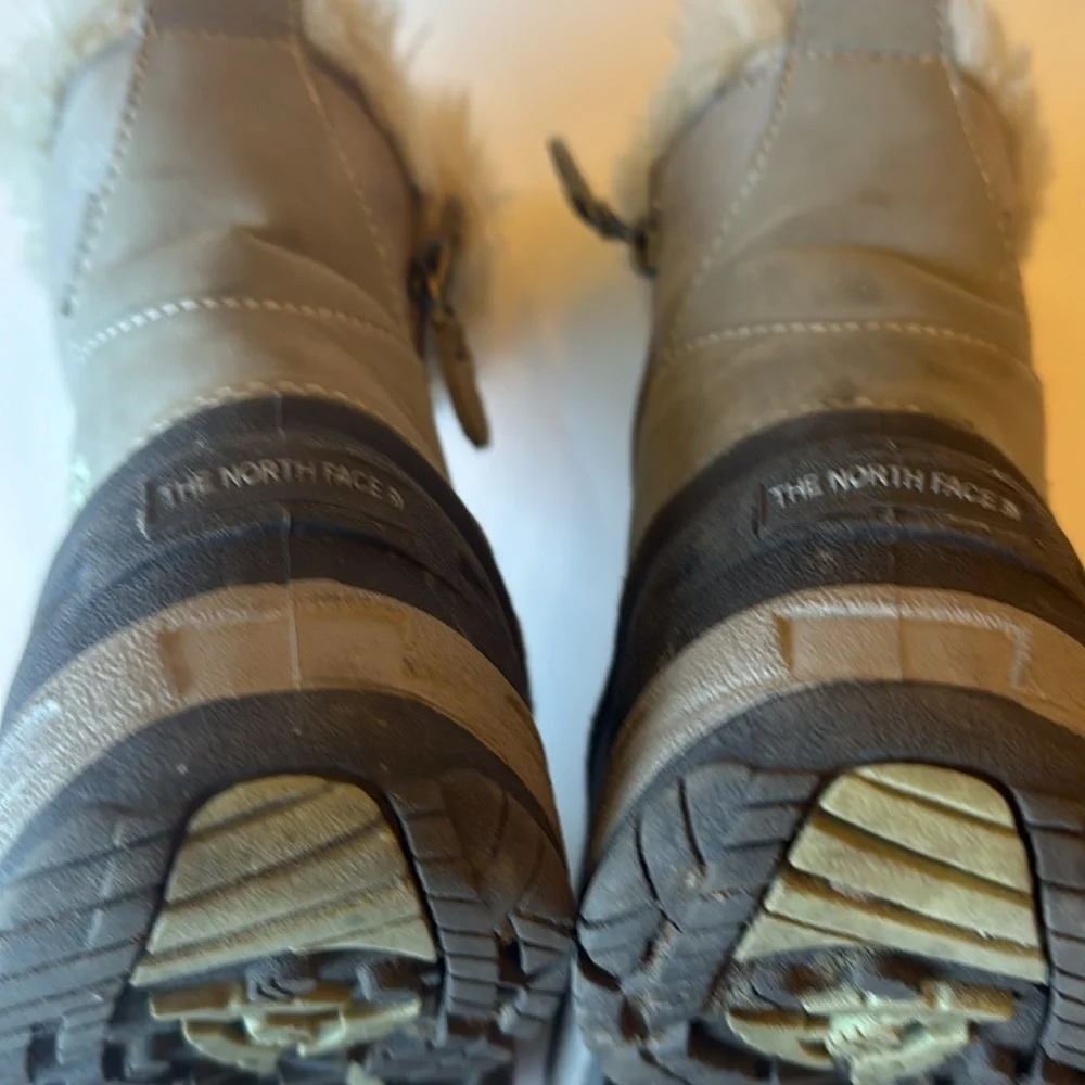 Kids The North Face Gray and Black Fur-Lined Snow Boots size 5